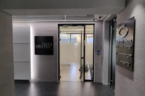 מדבקת זכוכית לדלת משרדית 004